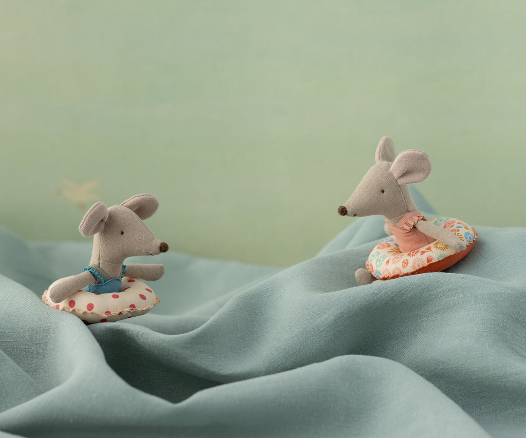 Maileg Beach mouse with float, Little sister - Flower | Playroom Avenue