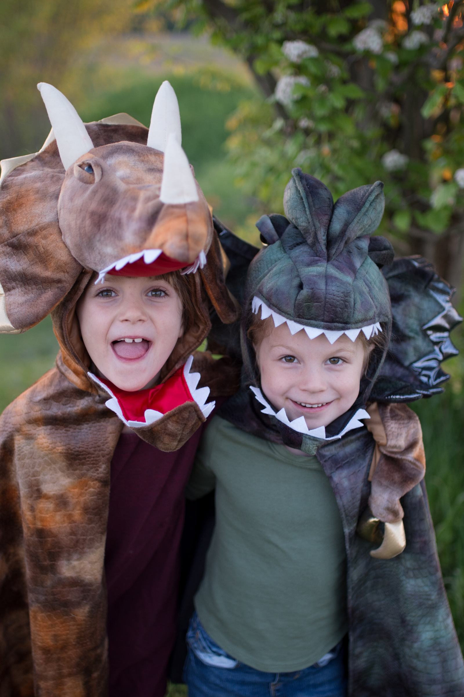 Great Pretenders Grandasaurus Dilophosaurus Cape with Claws | Playroom Avenue