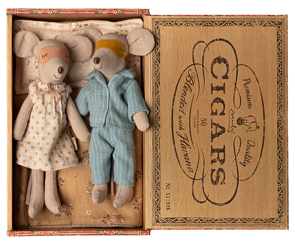 Mum & Dad in cigarbox | Playroom Avenue