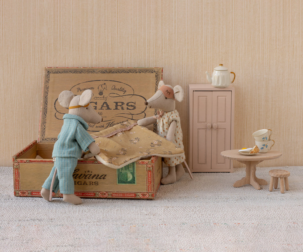 Mum & Dad in cigarbox | Playroom Avenue