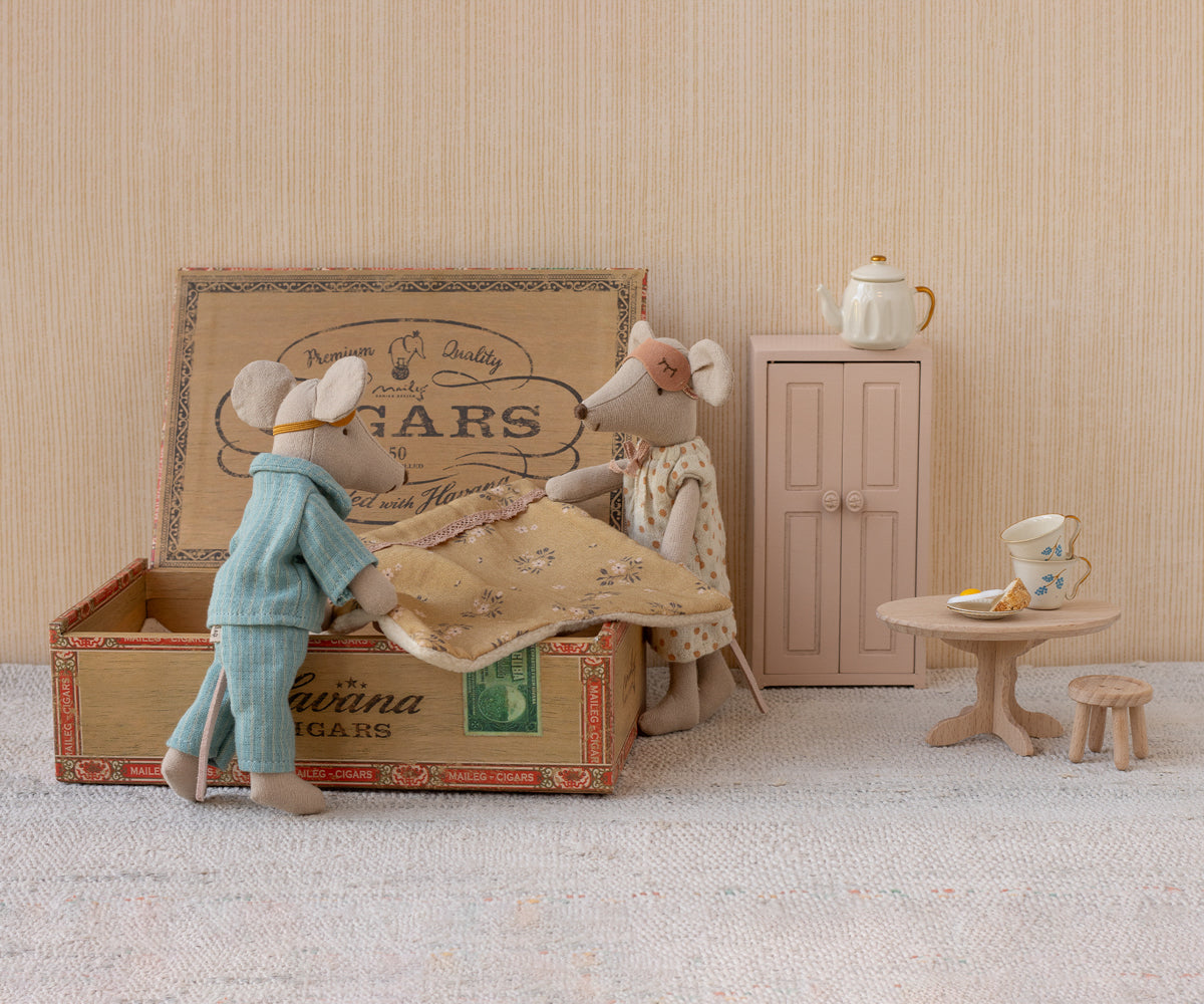 Mum & Dad in cigarbox | Playroom Avenue