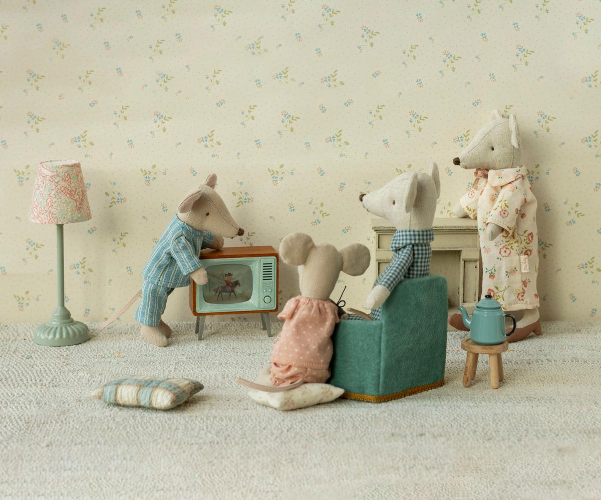 Grandma and grandpa mice in cigarbox | Playroom Avenue