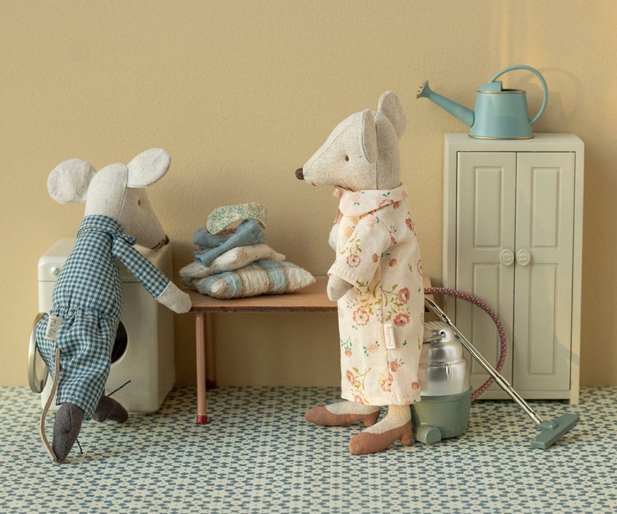 Grandma and grandpa mice in cigarbox | Playroom Avenue