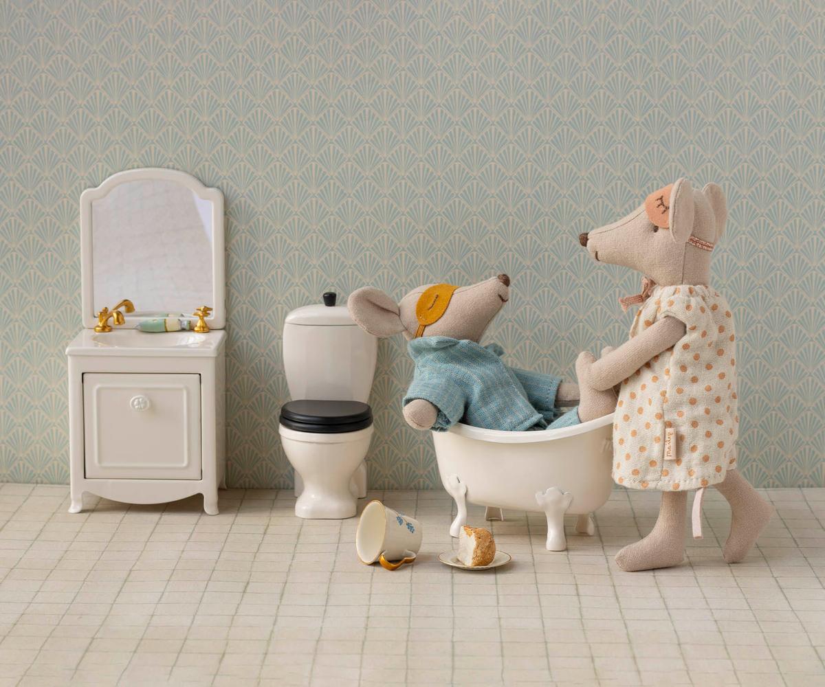 Mum & Dad in cigarbox | Playroom Avenue