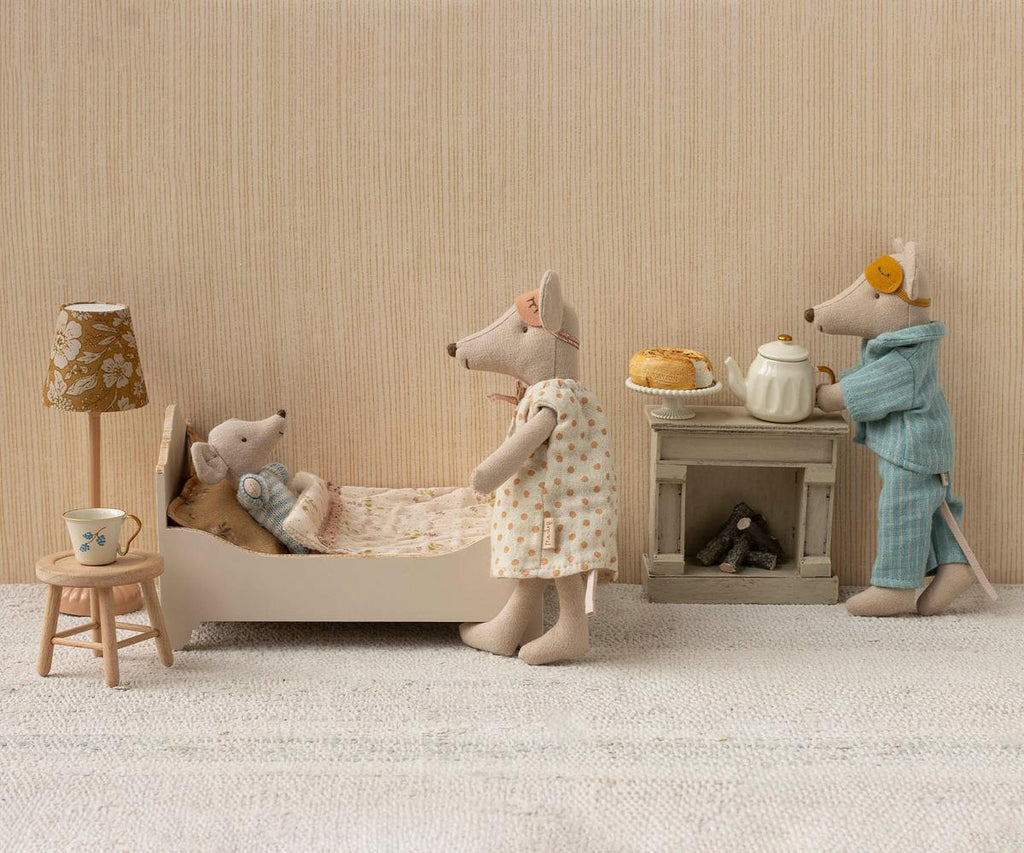 Mum & Dad in cigarbox | Playroom Avenue