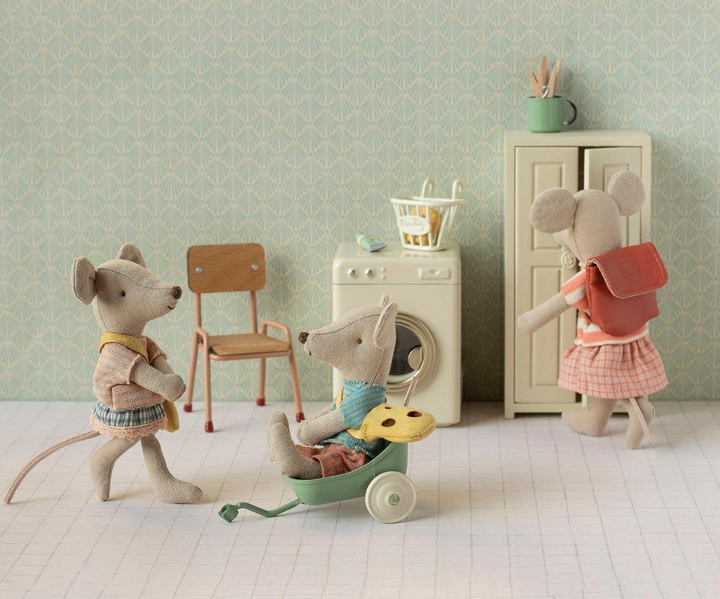 Little sister mouse with bag | Playroom Avenue