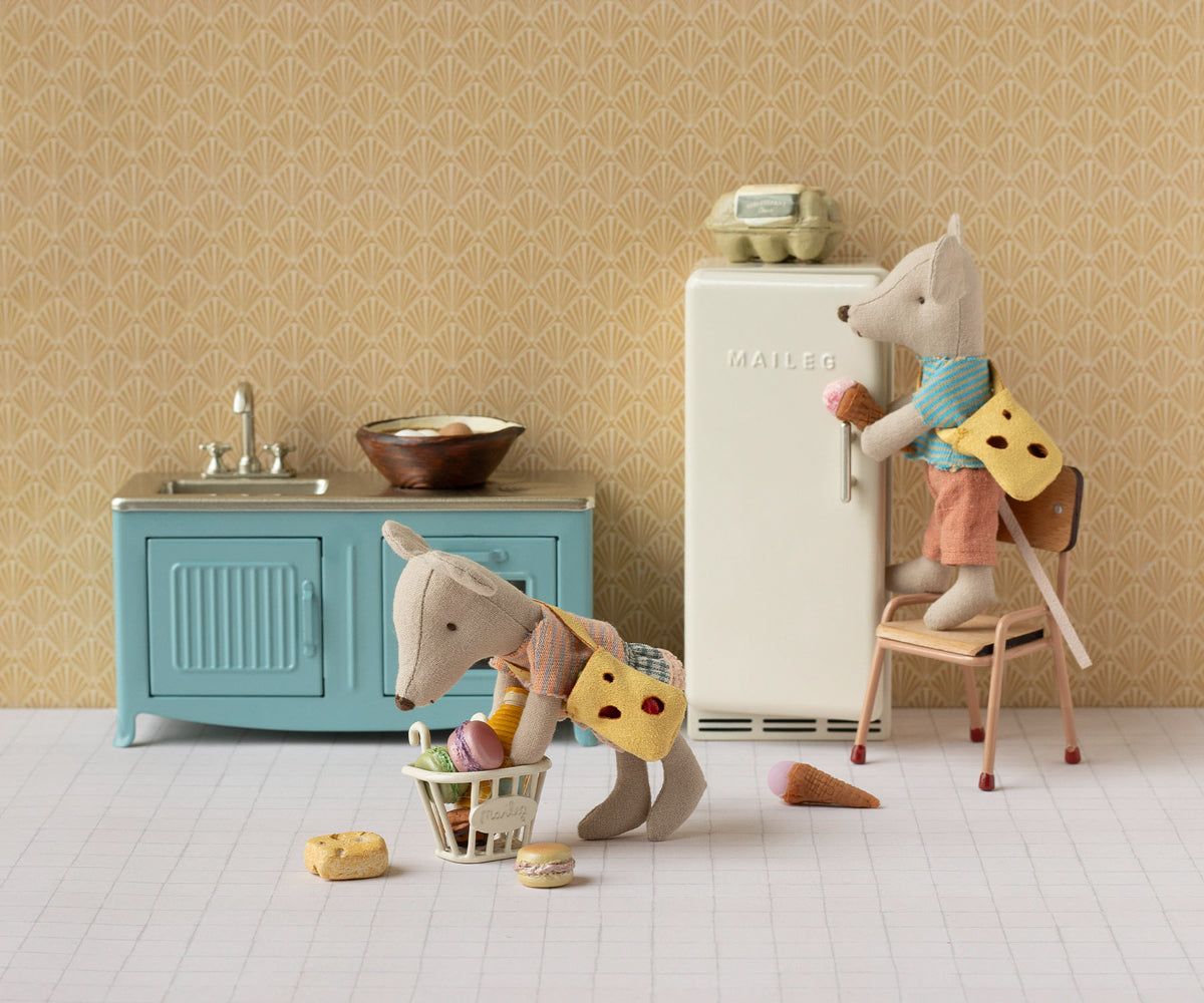 Little brother mouse with bag | Playroom Avenue