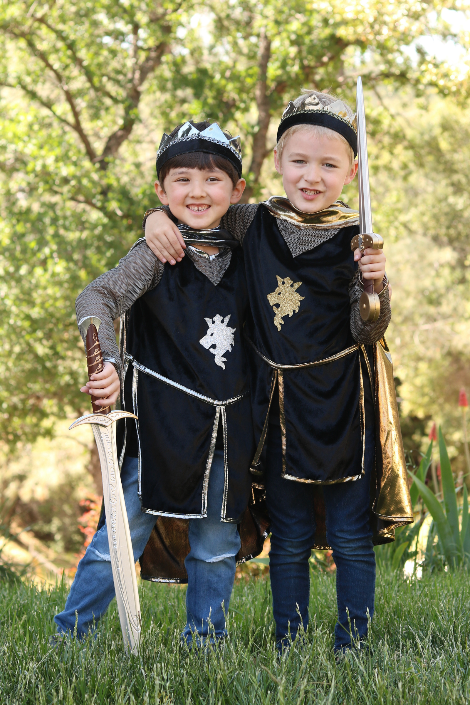 Great Pretenders Knight Set with Tunic, Cape and Crown Size 9-10 | Playroom Avenue