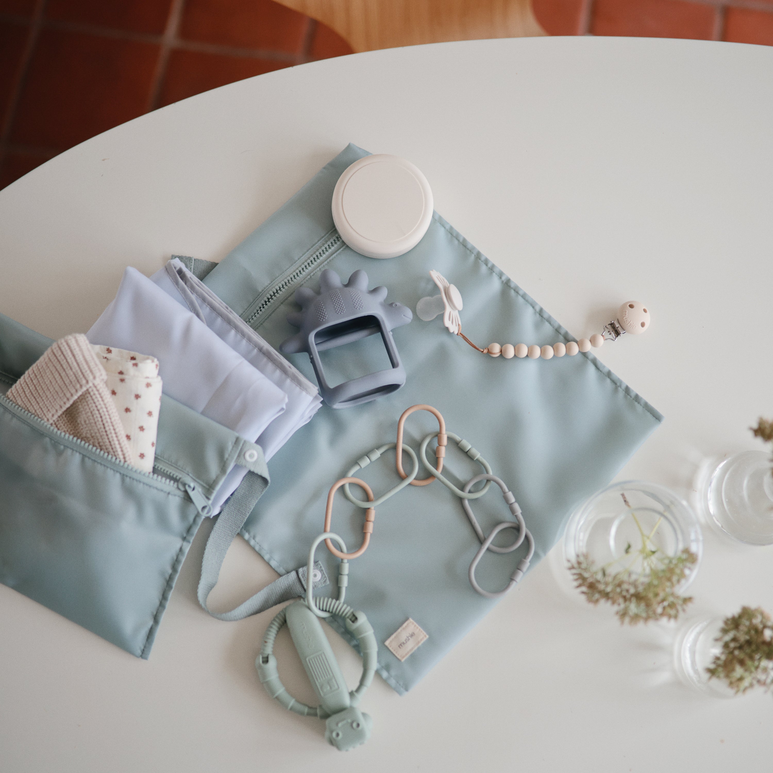 Mushie FRIGG Baby's First Pacifier Floral Heart (Cream) 4-Pack | Playroom Avenue