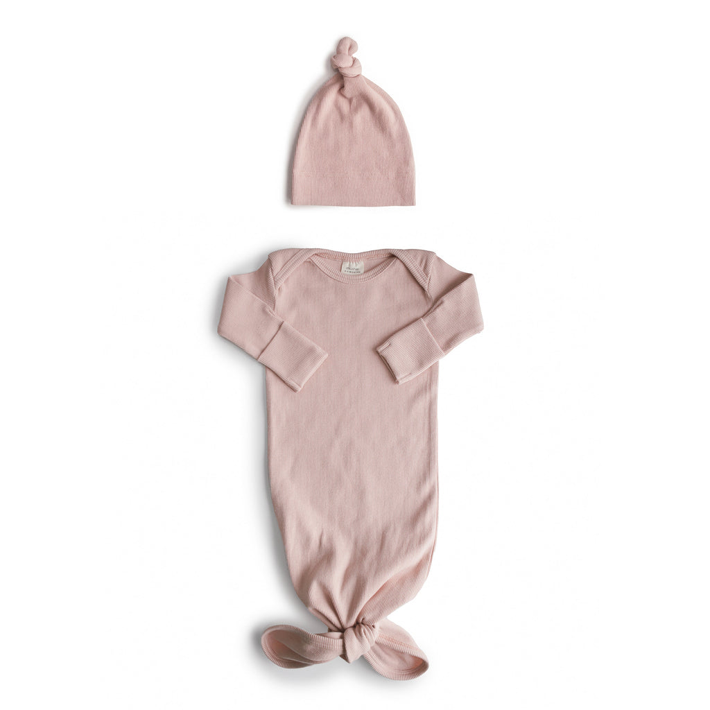Mushie Ribbed Knotted Baby Gown + Beanie Set Blush | Playroom Avenue